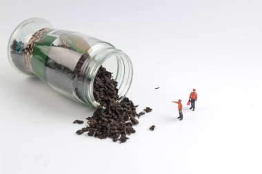 Sağlık görevlileri oyuncak figürler olarak daralt çay yüz