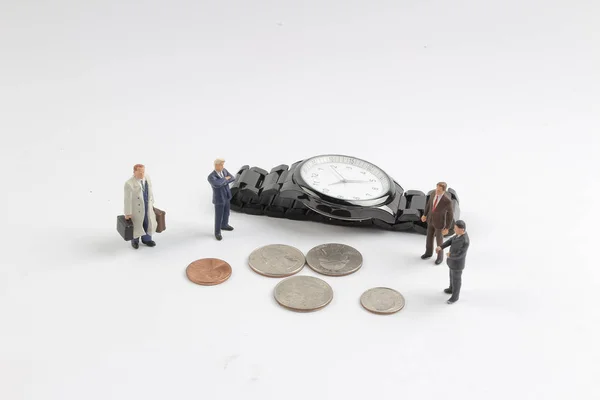 Mini figur stack av mynt och klocka — Stockfoto