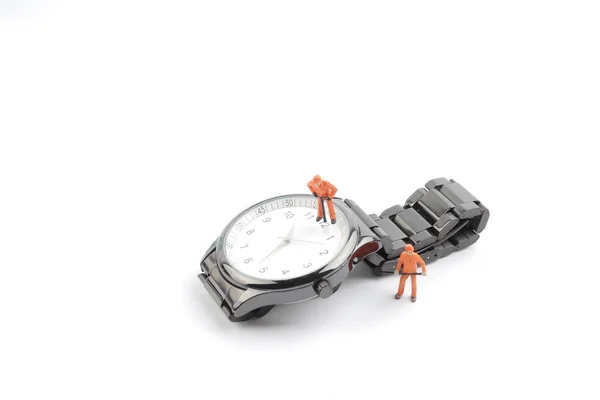 Liten arbetare arbetar på klockan — Stockfoto