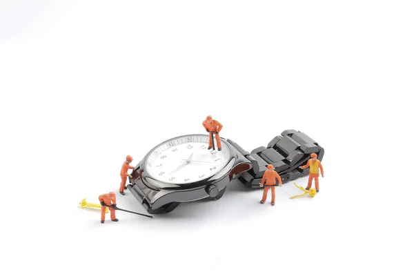 Liten arbetare arbetar på klockan — Stockfoto