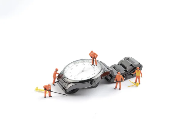 Petit travailleur travaillent sur la montre — Photo