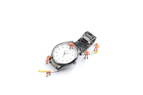 Małych pracownik pracuje na zegarek — Zdjęcie stockowe