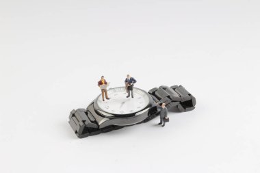 mini iş adamı şekil gözetim altında duran