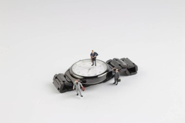 mini iş adamı şekil gözetim altında duran