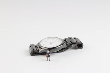 mini iş adamı şekil gözetim altında duran