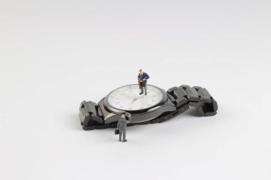 mini iş adamı şekil gözetim altında duran