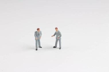 Busines insanlar beyaz tahta ile sahnede