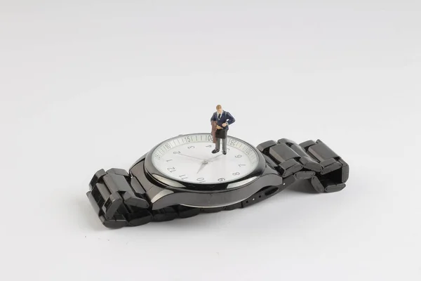 Mini biznes człowiek rysunek stojący na zegarek — Zdjęcie stockowe