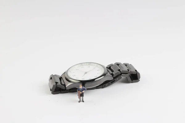 Mini business man φιγούρα που στέκεται στο ρολόι — Φωτογραφία Αρχείου