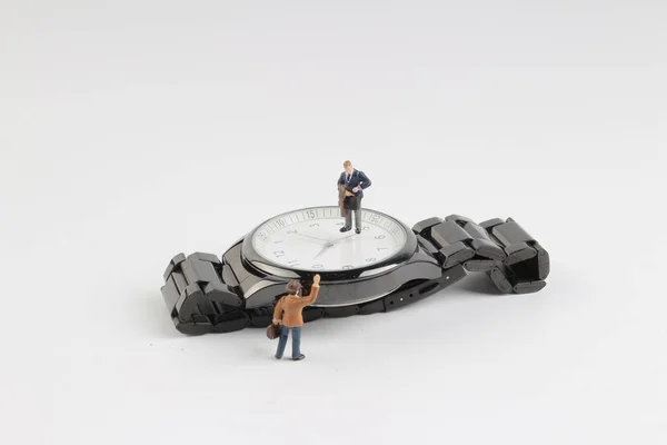 Mini business man φιγούρα που στέκεται στο ρολόι — Φωτογραφία Αρχείου