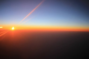 Uçağın bulutlara yukarıda günbatımı