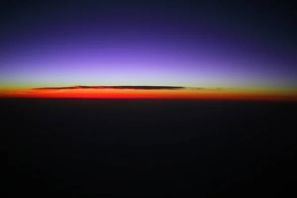 Το ηλιοβασίλεμα πάνω από τα σύννεφα στο αεροπλάνο — Φωτογραφία Αρχείου