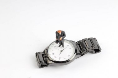  mini iş adamı şekil gözetim altında duran