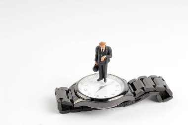  mini iş adamı şekil gözetim altında duran