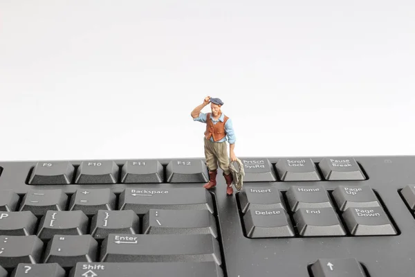 Min figura de trabajo en el teclado de la computadora — Foto de Stock