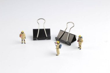 Min insanlar fightes iş üzerinde ateş