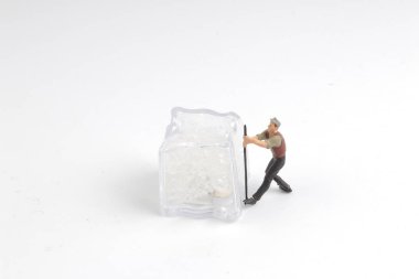 Min işçi buz doğa ile. kış günü