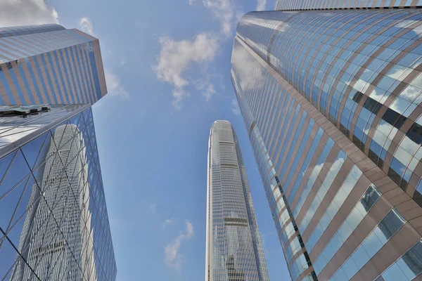 Straat van de highrise glazen wolkenkrabber gebouwen lage hoek — Stockfoto