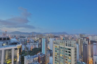  Kowloon binasının çatısından şehir manzarası