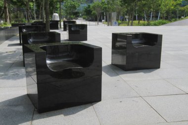 Sandalyeleri oustdoor bahçede ayarla..