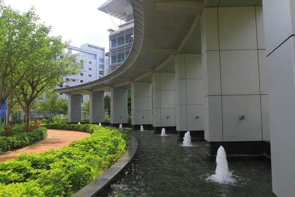 Moderno edificio de oficinas en la ciudad de Hong Kong durante el día — Foto de Stock