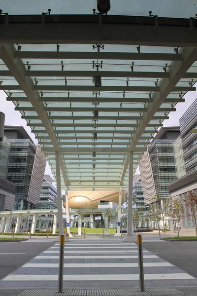 Immeuble de bureaux moderne dans la ville de Hong Kong au jour le jour — Photo