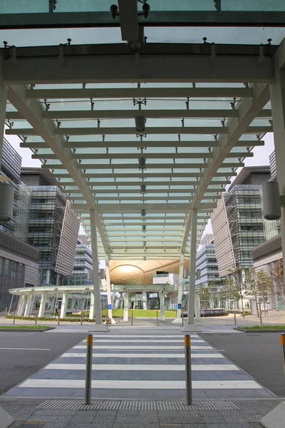 Edifício de escritórios moderno na cidade de Hong Kong durante o dia — Fotografia de Stock