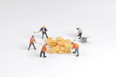 Min işçi tahtaya çiplerle çalışıyor