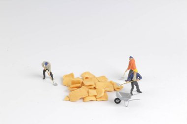 Min işçi tahtaya çiplerle çalışıyor