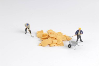 Min işçi tahtaya çiplerle çalışıyor