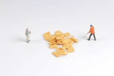 Min işçi tahtaya çiplerle çalışıyor