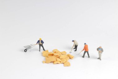 Min işçi tahtaya çiplerle çalışıyor