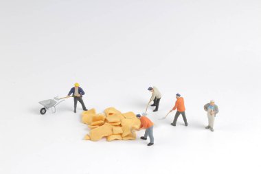 Min işçi tahtaya çiplerle çalışıyor