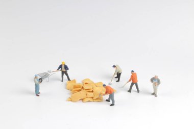 Min işçi tahtaya çiplerle çalışıyor