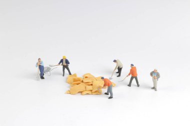 Min işçi tahtaya çiplerle çalışıyor