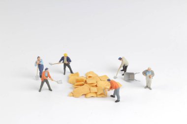 Min işçi tahtaya çiplerle çalışıyor