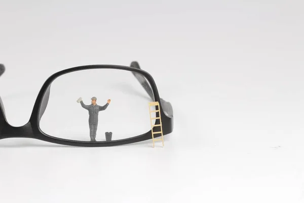 Мінний працівник очищає окуляри для читання. Концепція бізнесу — стокове фото