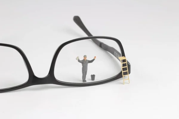 Мінний працівник очищає окуляри для читання. Концепція бізнесу — стокове фото