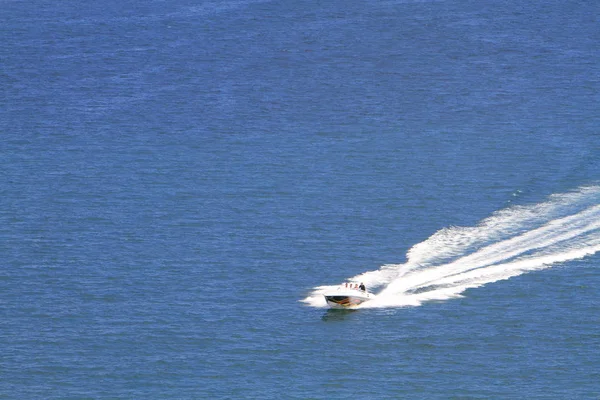 Motorový člun, jachta skok v sai kung — Stock fotografie