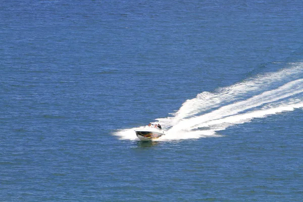 Motor boat, yacht jump at sai kung — Stock Photo, Image
