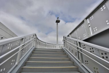 Sapporo kubbe için önde gelen yaya köprüsü.