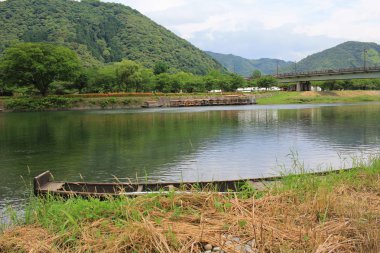 Tekne ve Iwakuni Nishiki Nehri üzerinde Kintai köprü, 