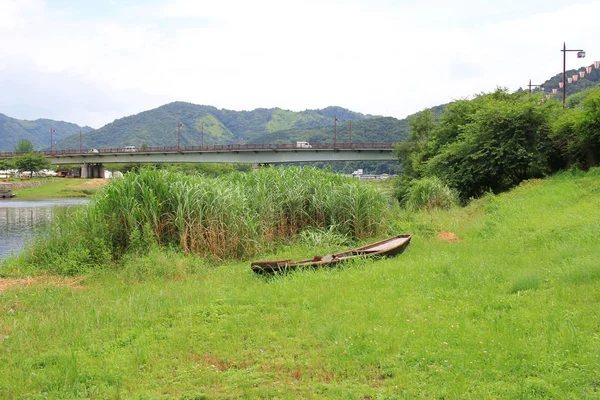 ボートや岩国の錦川に架かる錦帯橋, — ストック写真