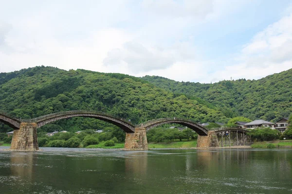 Kintai híd ível át a Nishiki folyó — Stock Fotó