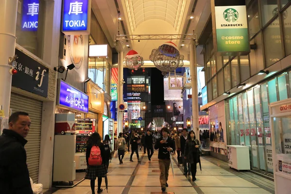 Personas no identificadas compran en NANBA Shopping arcade . — Foto de Stock