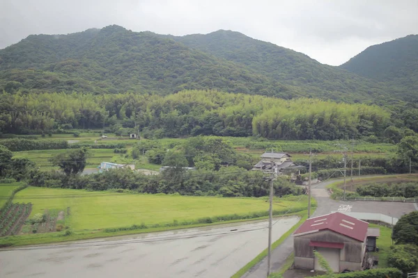 从火车在山口农场视图 — 图库照片