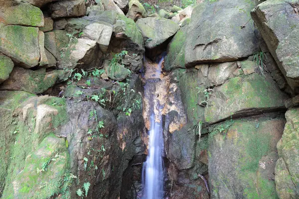 Caída de agua corriendo por las rocas — Foto de Stock