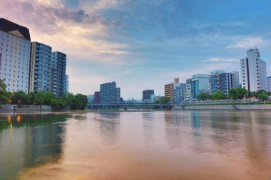 Hiroşima manzarası ve nehrin içinde Japonya.