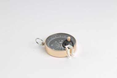 modeli minyatür beyaz arka plan üzerinde pusula