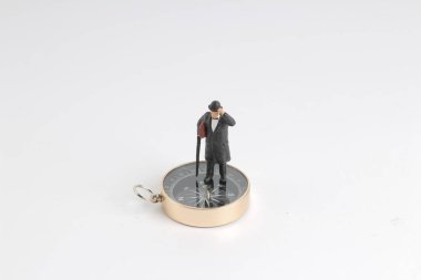 modeli minyatür beyaz arka plan üzerinde pusula